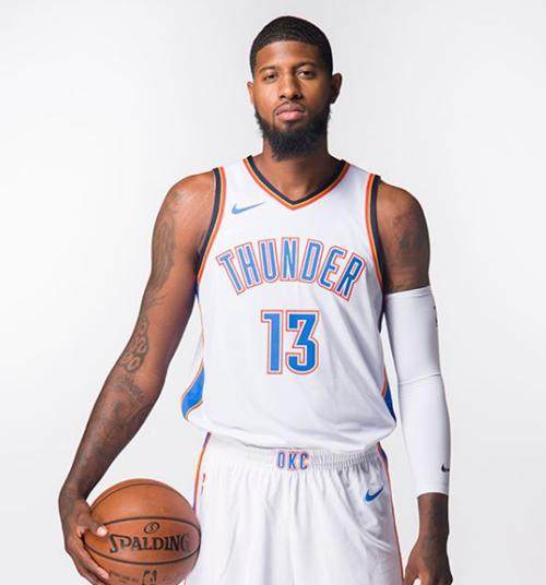 多队争抢顶级射手场面激烈（多队竞逐顶级射手 竞争白热化）