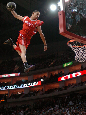 入樽扣篮把全场点燃（炸裂暴扣引爆全场）