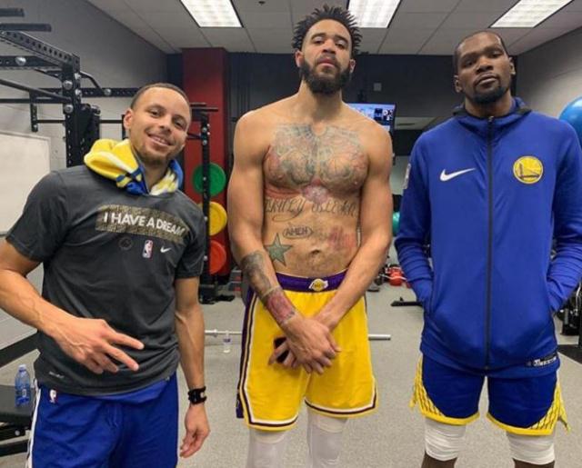 经纪人：因西涅仍配得上高水平联赛，拉齐奥对他感兴趣（经纪人称因西涅仍具顶级联赛竞争力，拉齐奥有意引进）