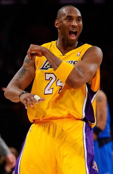 詹姆斯关键上篮助球队锁胜（詹姆斯关键上篮锁定胜局）