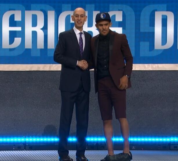 官方：格列兹曼荣膺2025金足奖（官宣：格列兹曼当选2025年金足奖得主）