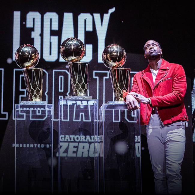 詹姆斯关键时刻稳住节奏（决胜时刻，詹姆斯掌控比赛节奏）