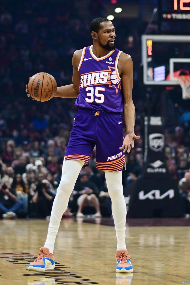 法国足坛最年轻职业球员：尤文马竞关注昂热15岁前锋迪亚洛（15岁昂热前锋迪亚洛成法国足坛最年轻职业球员，获尤文与马竞关注）