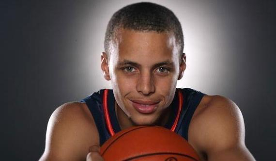 阿斯：阿拉巴正等待皇马的商讨电话，但俱乐部不着急与他续约（阿斯：阿拉巴静候皇马来电洽谈续约，俱乐部并不着急）