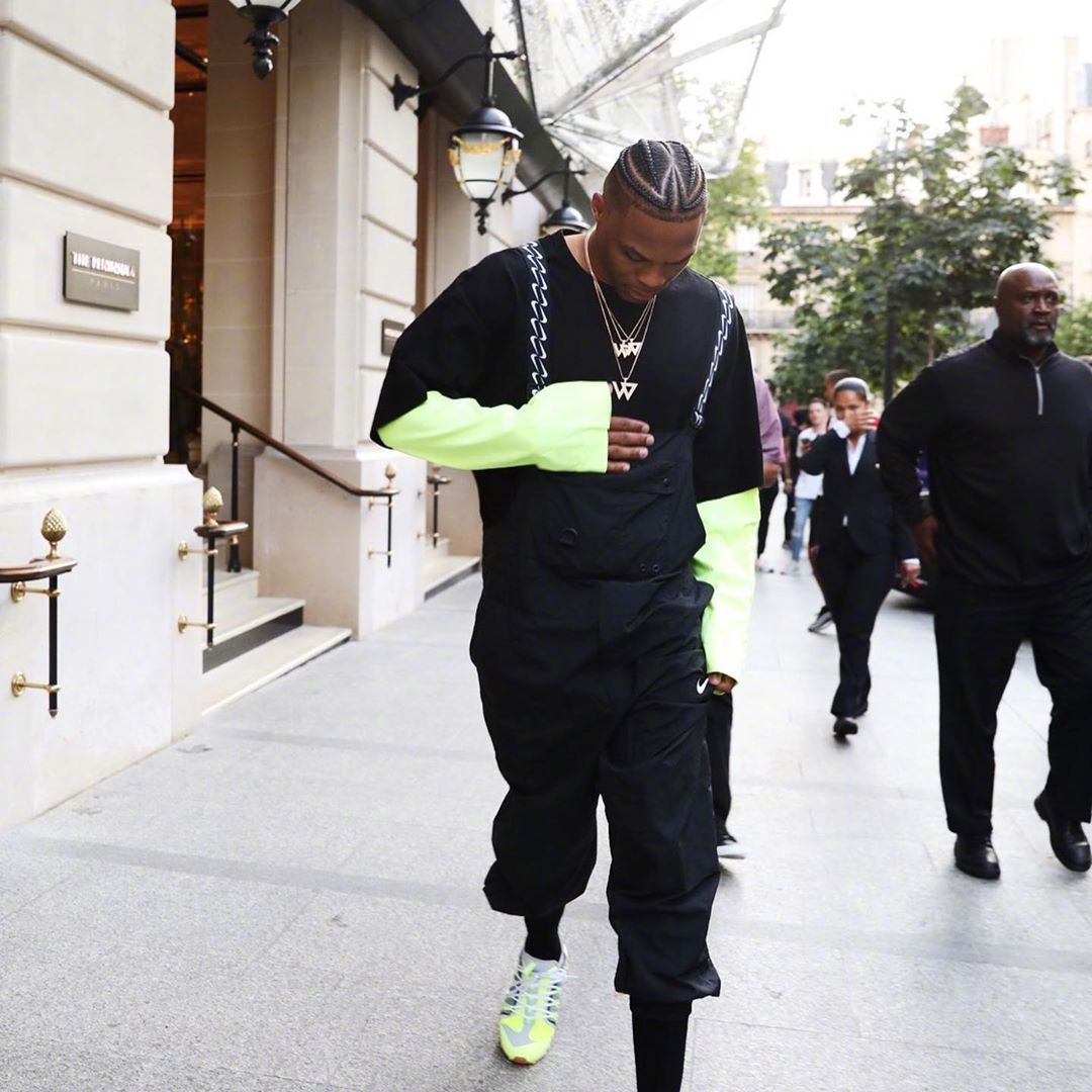 邵佳一独立带队时间不足一年半，此前曾担任国足助教（出任主帅未满一年半，邵佳一此前为国足助教）